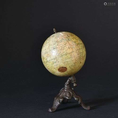 Auguste GHIO à Paris Globe terrestre miniature en papier mâc...