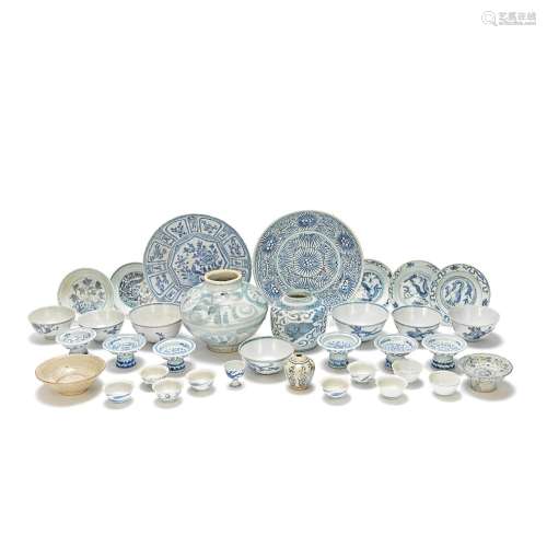 A KRAAK PORCELAIN DISH AND OTHER BLUE AND WHITE WARES INCLUD...