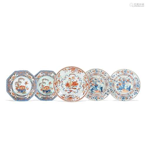 THREE CHINESE IMARI AND A PAIR OF CLOBBERED BLUE AND WHITE E...