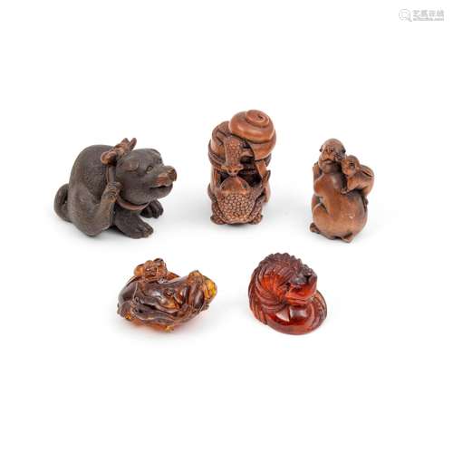 FOUR NESTUKE AND ONE CHINESE AMBER PENDANT