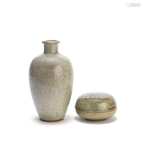 A LONGQUAN CELADON-GLAZED BOX AND COVER AND A CELADON-GLAZED...