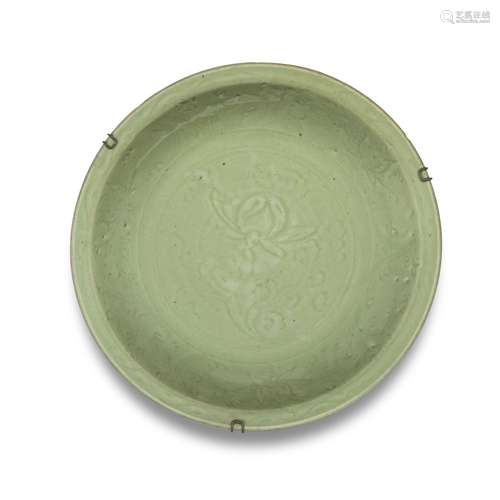 A LARGE LONGQUAN CELADON-GLAZED 'LOTUS' DISH