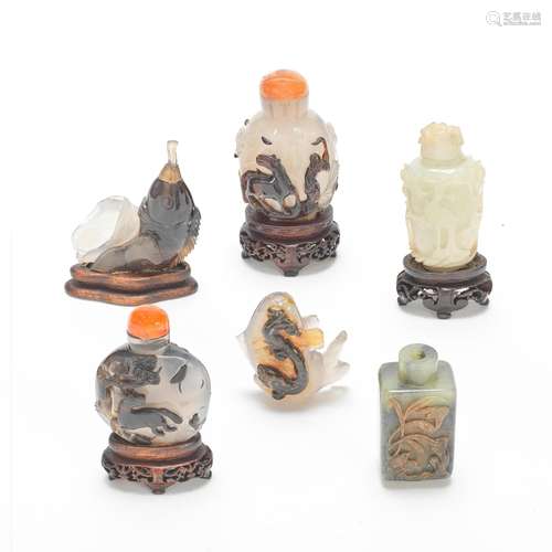 TWO JADE AND FOUR AGATE SNUFF BOTTLES