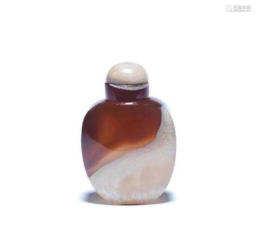 A CARNELIAN AGATE SNUFF BOTTLE