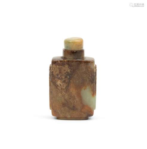 A GREEN AND RUSSET JADE SNUFF BOTTLE AND STOPPER