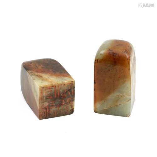 A PAIR OF PALE GREEN AND RUSSET JADE SEALS