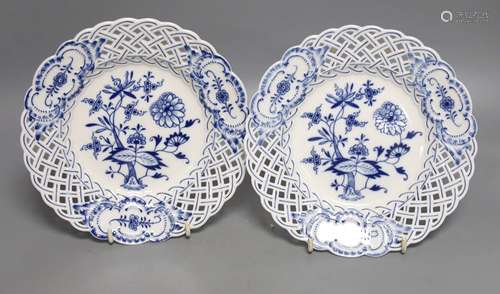 A pair of Meissen Onion pattern blue and white dessert dishe...