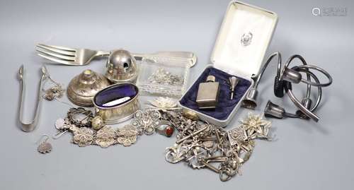 A group of assorted silver, white metal and plated items inc...