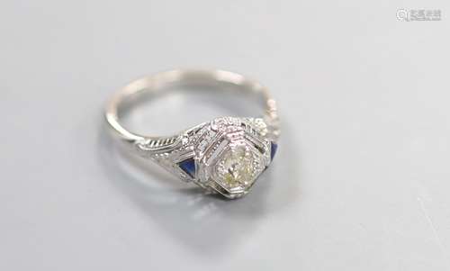 A 18ct white metal and single stone diamond ring, with trian...