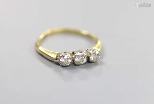 An 18ct and collet set three stone diamond ring, size R, gro...