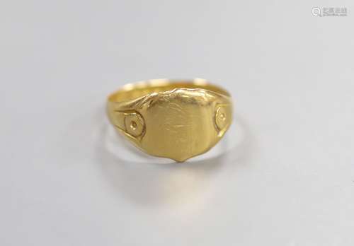 A George V 18ct gold signet ring, size V, 6 grams.