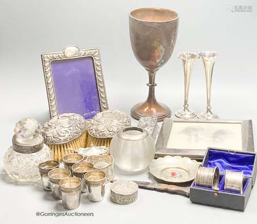 Sundry small silver including a trophy goblet, 22.5cm, napki...