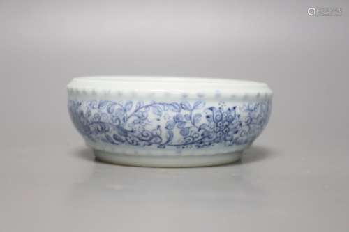 A small Chinese blue and white water bowl, diameter 11cm