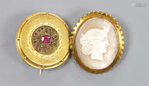 An early 20th century 9ct mounted oval cameo shell brooch, 3...