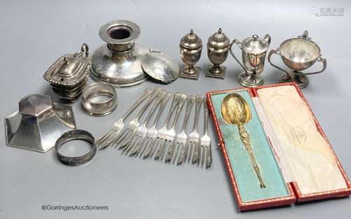 Sundry small silver including cased spoon, two mounted inkwe...