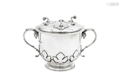 A George V sterling silver porringer cup and cover, London 1...