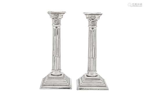 A pair of George V sterling silver candlesticks, Birmingham ...