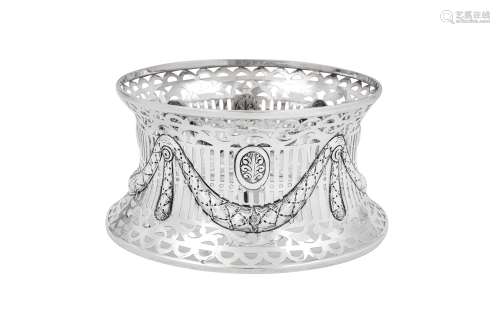 A George V sterling silver dish ring, Birmingham 1911 by Wil...