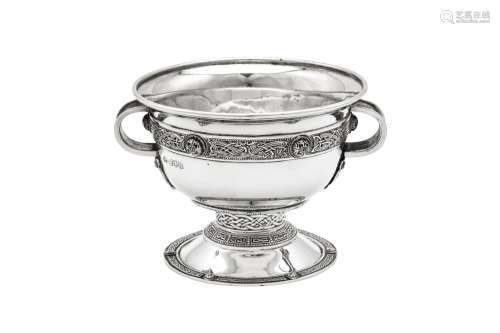 An Edwardian sterling silver twin handled bowl, London 1909 ...