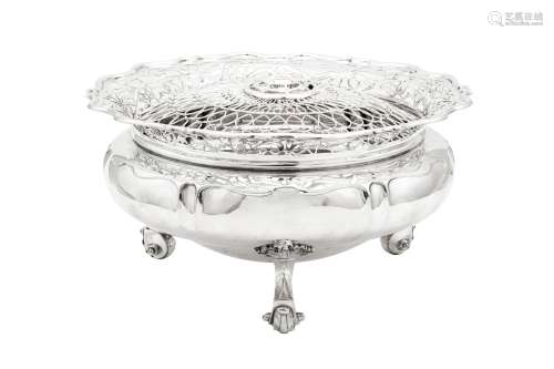 An Edwardian sterling silver rose bowl, London 1905 by Golds...