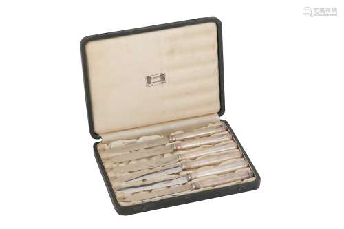A cased set of George V ‘Arts and Crafts’ sterling silver mo...