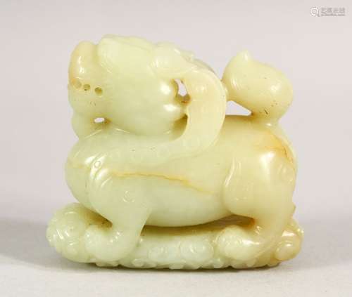 A CHINESE CARVED JADE LION FIGURE, 5cm high.