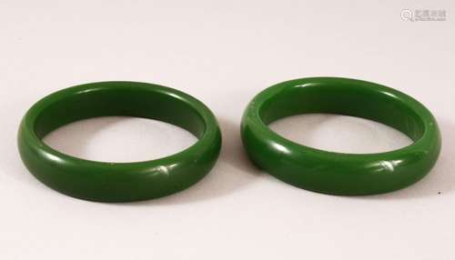 A PAIR OF CHINESE PEKING GLASS BANGLES - I.D 6.5cm