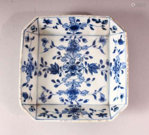 AN 18TH CENTURY CHINESE BLUE & WHITE FLORAL DISH - decorated...