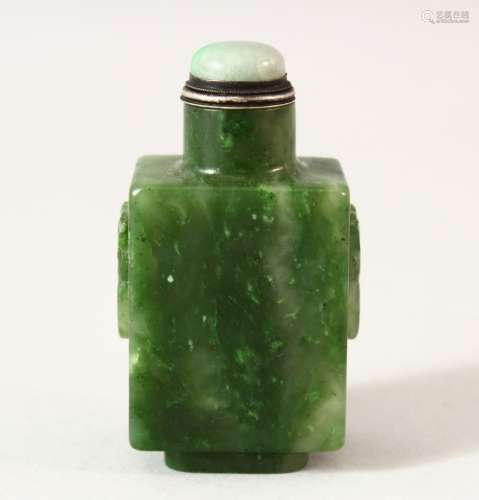 AN 18TH / 19TH CENTURY CHINESE CARVED GREEN JADE SNUFF BOTTL...