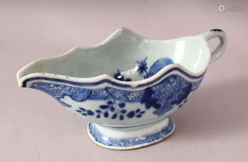 AN 18TH CENTURY CHINESE BLUE & WHITE PORCELAIN SAUCE BOAT - ...