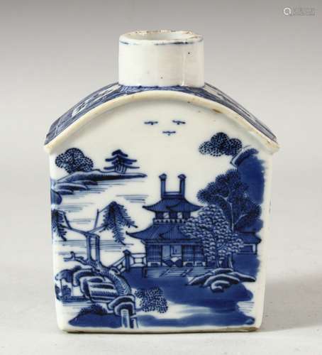 A CHINESE BLUE AND WHITE PORCELAIN CADDY, 11.5cm.