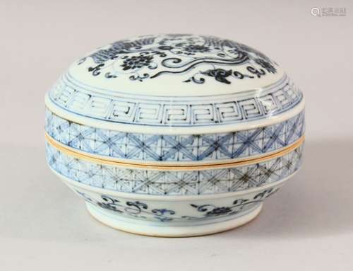 A CHINESE BLUE AND WHITE PORCELAIN BOX AND COVER, the cover ...