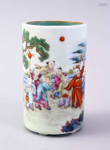 A GOOD CHINESE REPUBLIC STYLE FAMILLE ROSE PORCELAIN BRUSH W...