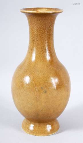 A CHINESE CRACKLE GLAZE POTTERY VASE, 21cm high.