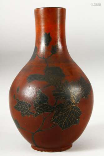 AN UNUSUAL JAPANESE LACQUERED PORCELAIN VASE, the body with ...
