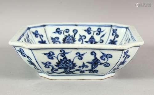 A CHINESE MING STYLE BLUE & WHITE PORCELAIN 8 EDGE BOWL - de...