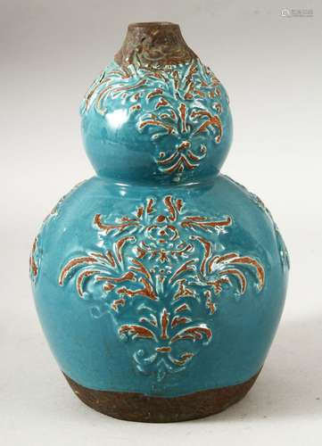 AN UNUSUAL TURQUOISE GLAZED DOUBLE GOURD POTTERY VASE, with ...