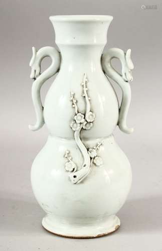 A CHINESE BLANC DE CHINE PORCELAIN TWIN HANDLE VASE - decora...