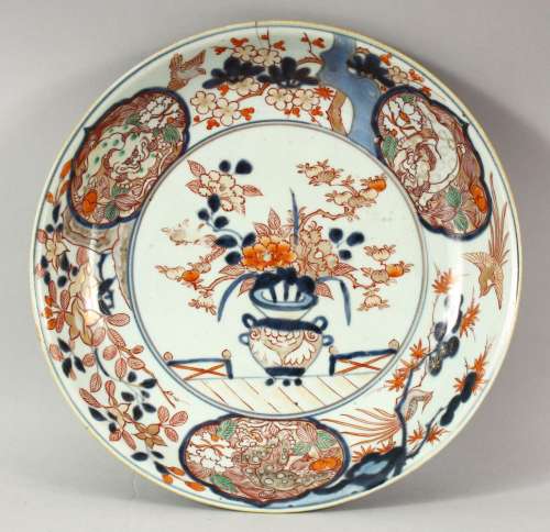 A JAPANESE IMARI / ARITA PORCELAIN DISH, painted with a vase...
