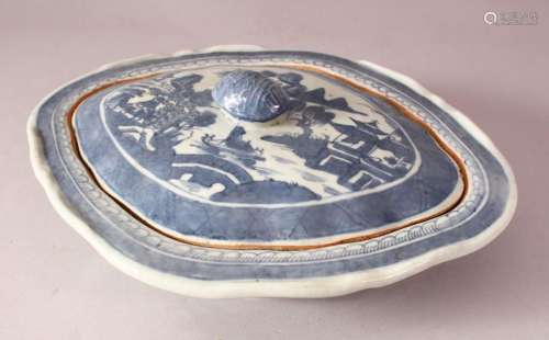 AN 18TH CENTURY CHINESE BLUE & WHITE PORCELAIN TUREEN & COVE...
