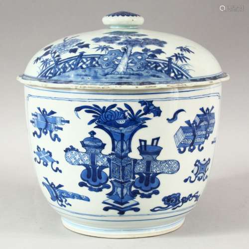 A GOOD CHINESE BLUE & WHITE BOWL AND ASSOCIATED COVER, the b...