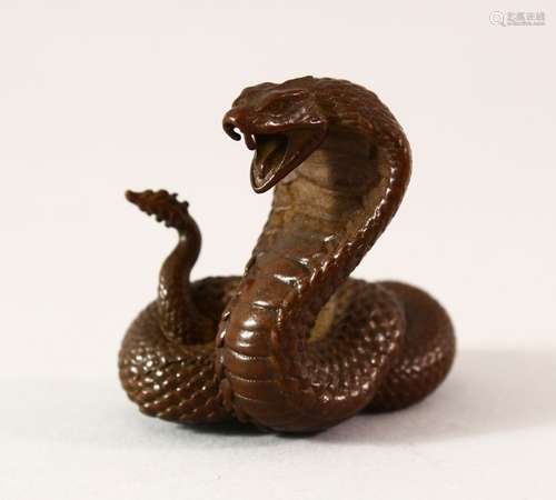 A JAPANESE BRONZE SNAKE, 4cm high.