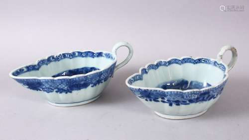 A PAIR OF 18TH CENTURY CHINESE BLUE & WHITE PORCELAIN SAUCE ...