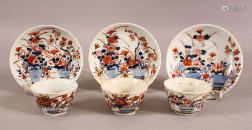 A MIXED LOT OF THREE CHINESE IMARI TEA BOWLS & SAUCERS - Eac...