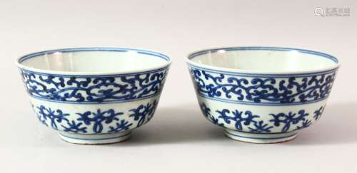A PAIR OF CHINESE BLUE AND WHITE MING STYLE PORCELAIN RICE B...