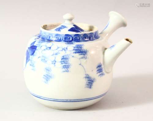 AN EARLY 20TH CENTURY CHINESE BLUE AND WHITE PORCELAIN TEAPO...