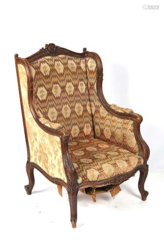 Grand fauteuil en bois noyer, accotoirs et entretoise sculpt...