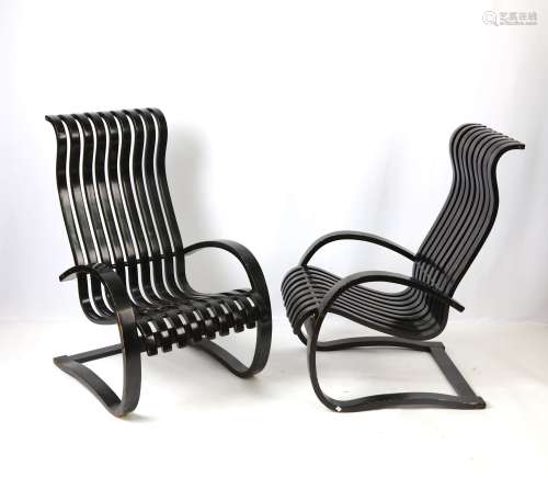 Paire de fauteuils en hêtre noir, latté et galbé.103X64X75