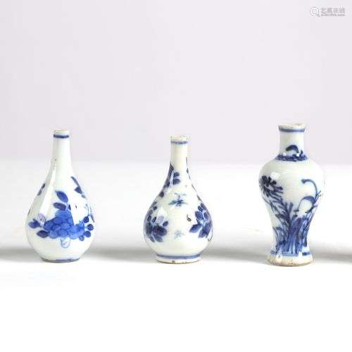 CHINE, 5 vases en porcelaine, décor en camaieu de bleus. 8 c...
