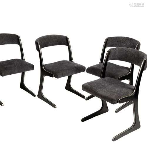 BAUMAN, suite de 4 chaises en hêtre teinté noir, piètement t...